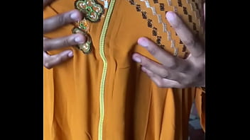 Qui vient m’aider à masser ma grosse poitrine