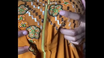 Qui vient m’aider à masser ma grosse poitrine