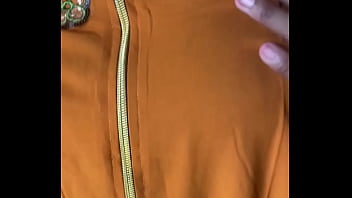 Qui vient m’aider à masser ma grosse poitrine