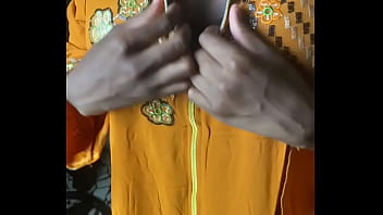 Qui vient m’aider à masser ma grosse poitrine