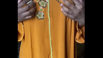 Qui vient m’aider à masser ma grosse poitrine