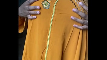 Qui vient m’aider à masser ma grosse poitrine