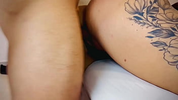 No puedo evitar tocar a mi hermanastra culona