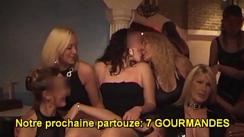 Des copines qui aiment l'exhib et la partouze