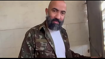 Cheguei do quartel e ela estava fazendo almoço e acabamos transando