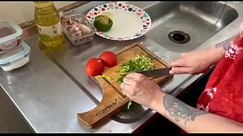 Cheguei do quartel e ela estava fazendo almoço e acabamos transando