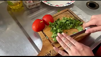 Cheguei do quartel e ela estava fazendo almoço e acabamos transando