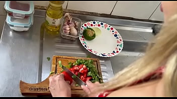 Cheguei do quartel e ela estava fazendo almoço e acabamos transando