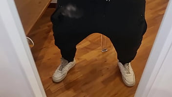 Sborrata e gemiti sexy e perverso con pisciata e giubbotto di pelle sega con sborrata e intensi gemiti con dialoghi sporchi