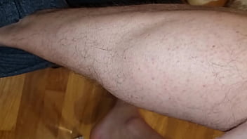 Sborrata e gemiti sexy e perverso con pisciata e giubbotto di pelle sega con sborrata e intensi gemiti con dialoghi sporchi