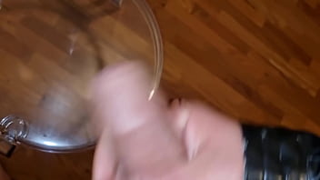 Sborrata e gemiti sexy e perverso con pisciata e giubbotto di pelle sega con sborrata e intensi gemiti con dialoghi sporchi