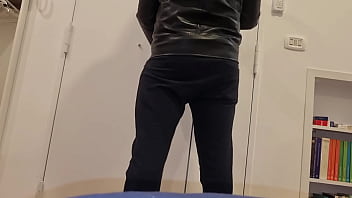 Sborrata e gemiti sexy e perverso con pisciata e giubbotto di pelle sega con sborrata e intensi gemiti con dialoghi sporchi