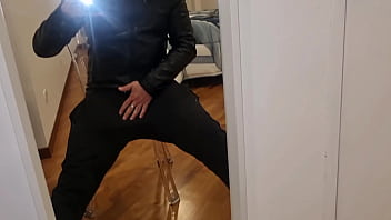 Sborrata e gemiti sexy e perverso con pisciata e giubbotto di pelle sega con sborrata e intensi gemiti con dialoghi sporchi