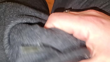 Sborrata e gemiti sexy e perverso con pisciata e giubbotto di pelle sega con sborrata e intensi gemiti con dialoghi sporchi