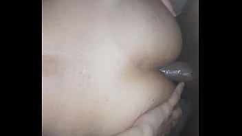 Joven dotado le llena el culo de leche