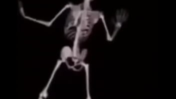 Mulher deliciosa da capa em ladrão com a buceta