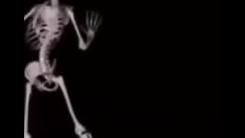 Mulher deliciosa da capa em ladrão com a buceta