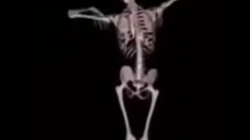 Mulher deliciosa da capa em ladrão com a buceta