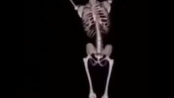 Mulher deliciosa da capa em ladrão com a buceta