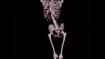 Mulher deliciosa da capa em ladrão com a buceta