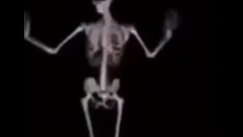 Mulher deliciosa da capa em ladrão com a buceta