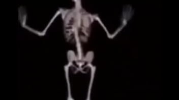 Mulher deliciosa da capa em ladrão com a buceta