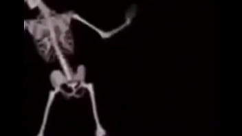 Mulher deliciosa da capa em ladrão com a buceta