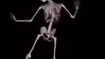 Mulher deliciosa da capa em ladrão com a buceta