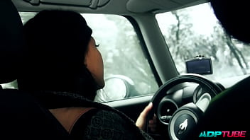 Follando con un desconocido en la carretera adptube