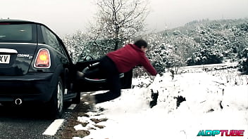 Follando con un desconocido en la carretera adptube