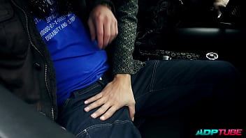 Follando con un desconocido en la carretera adptube