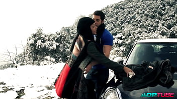 Follando con un desconocido en la carretera adptube