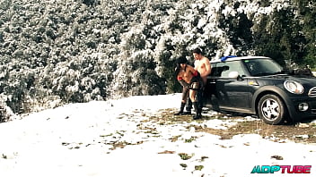 Follando con un desconocido en la carretera adptube