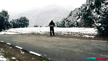 Follando con un desconocido en la carretera adptube