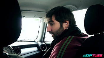 Follando con un desconocido en la carretera adptube