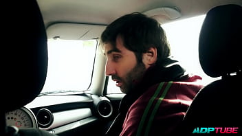 Follando con un desconocido en la carretera adptube