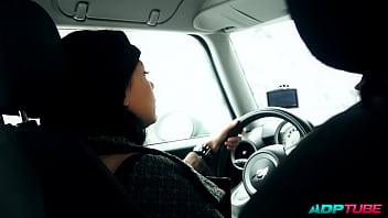 Follando con un desconocido en la carretera adptube