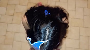 Mi hermanastra quiere beber todo mi semen