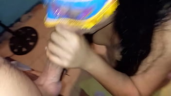 Mi hermanastra quiere beber todo mi semen