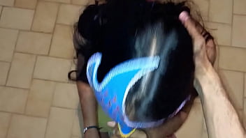 Mi hermanastra quiere beber todo mi semen