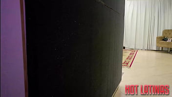 A safada faz um squirt seguido do outro quando está traindo o marido na pica do negão