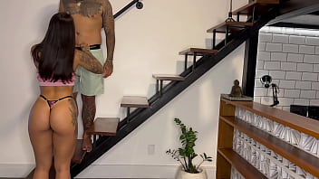 A mulher da vizinha adora quando passo creminho e fodo ela na escada