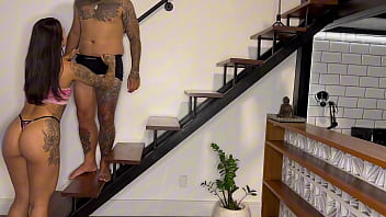 A mulher da vizinha adora quando passo creminho e fodo ela na escada