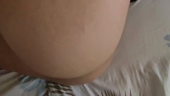 Hijastra petite de 18 años es follada por su padrastro cuando llega pasado de copas y la encuentra sola en su habitacion