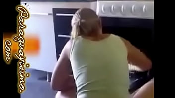 Rica mami de casa limpiando su cocinita
