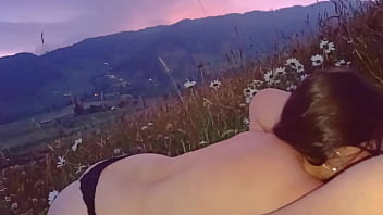 Esposas putas se calientan y follan en el bosque