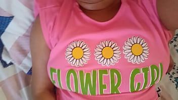 Esposa cachonda se mete los dedos en la vagina y le sale leche cremosa mientras espera a su marido infiel y la folle