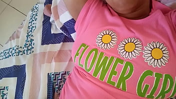 Esposa cachonda se mete los dedos en la vagina y le sale leche cremosa mientras espera a su marido infiel y la folle