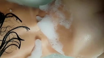 Na hidro preparando o cuzinho da safada