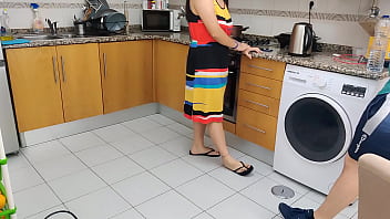 Esposa cachonda engañando a su marido con el amigo de su hijo Esposa cachonda engañando a su marido con el amigo de su hijo